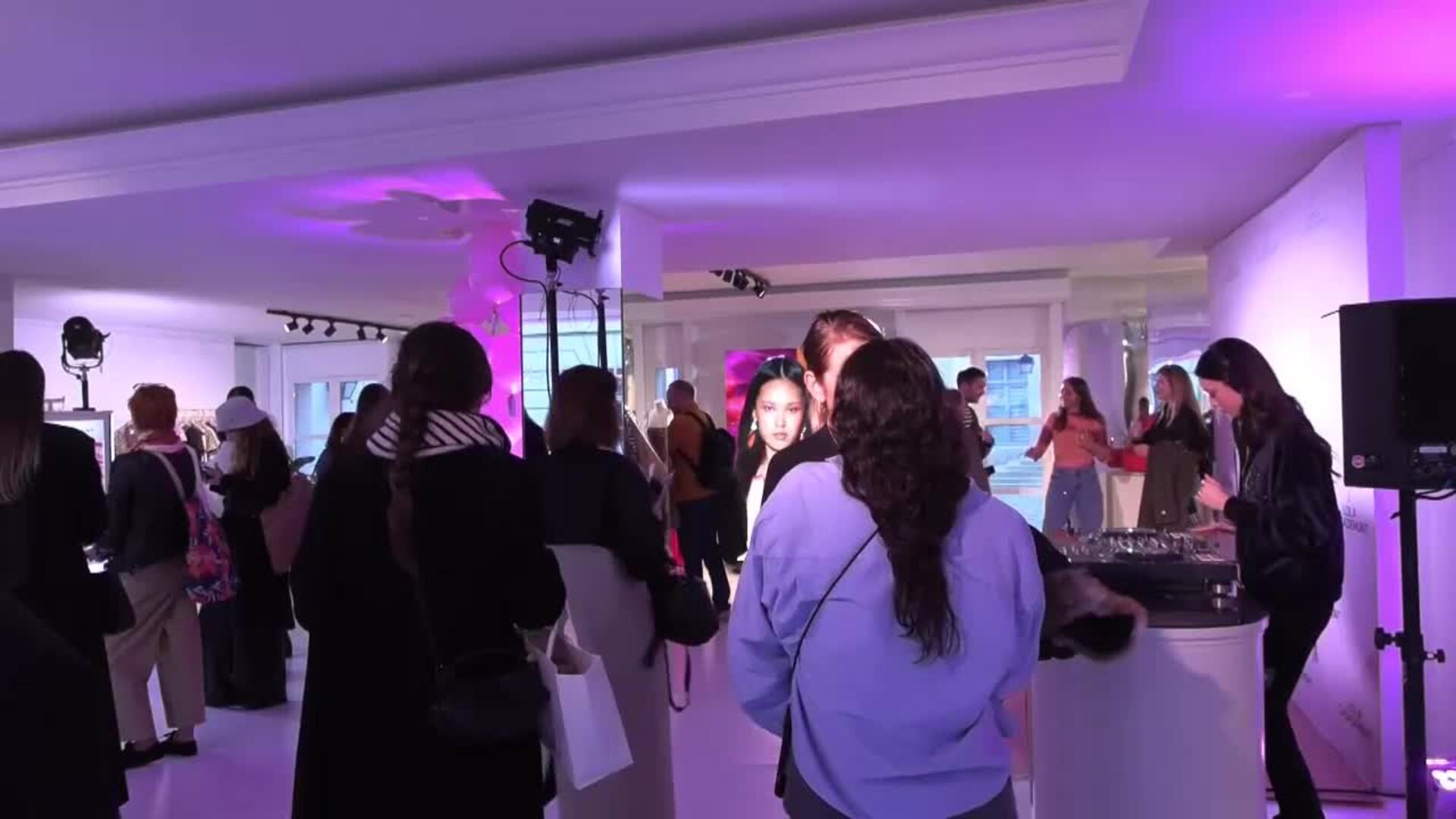 El estilo de la firma española Lola Casademunt brilla en París