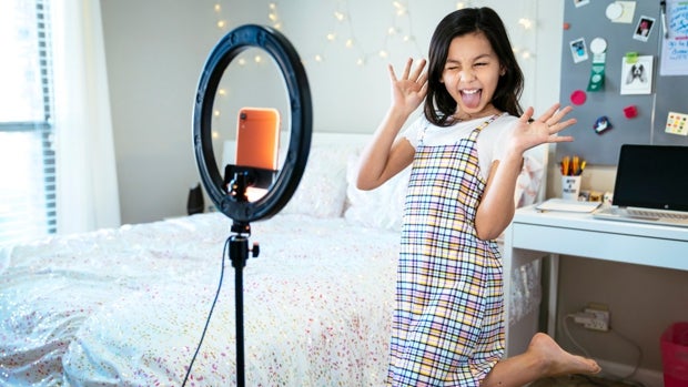 TikTok, Youtube, Twich y Roblox encandilan a los niños: pasan una media de 4 horas al día frente a la pantalla