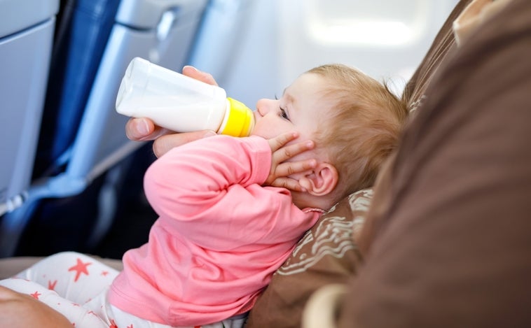 Cómo cuidar los oídos de los niños al volar en avión