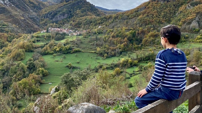 Kian, con sus implantes, lleva la vida de cualquier niño