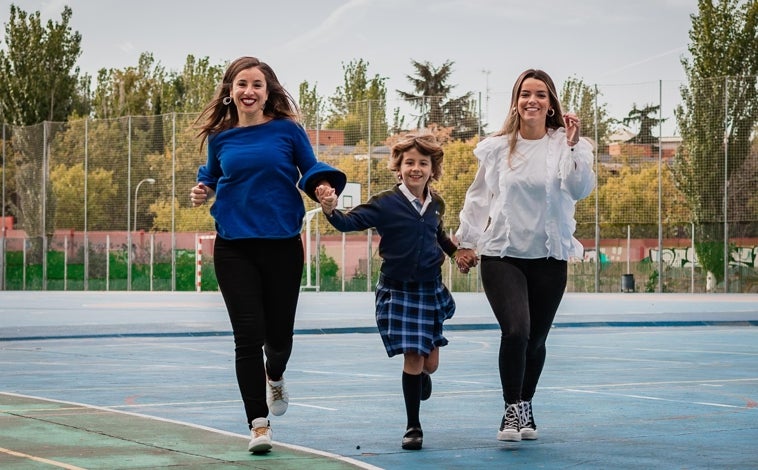 Imagen principal - Alejandra corre en el patio junto a sus profesoras, Ana (izquierda) y Andrea (derecha) (arriba). Las docentes se han preocupado en todo momento de la pequeña (abajo izquierda). Alejandra posa con los cordones dorados de la Fundación UnoEntreCienMil (abajo derecha)