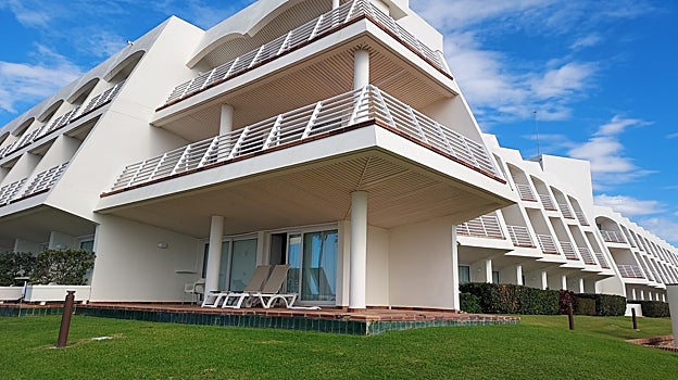 Además de las habitaciones con amplias terrazas hay posibilidad de optar a las que tienen salida directa al jardín