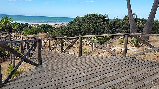 Un puente de madera sirve para acceder directamente desde el jardín del hotel a la amplia playa de La Barrosa