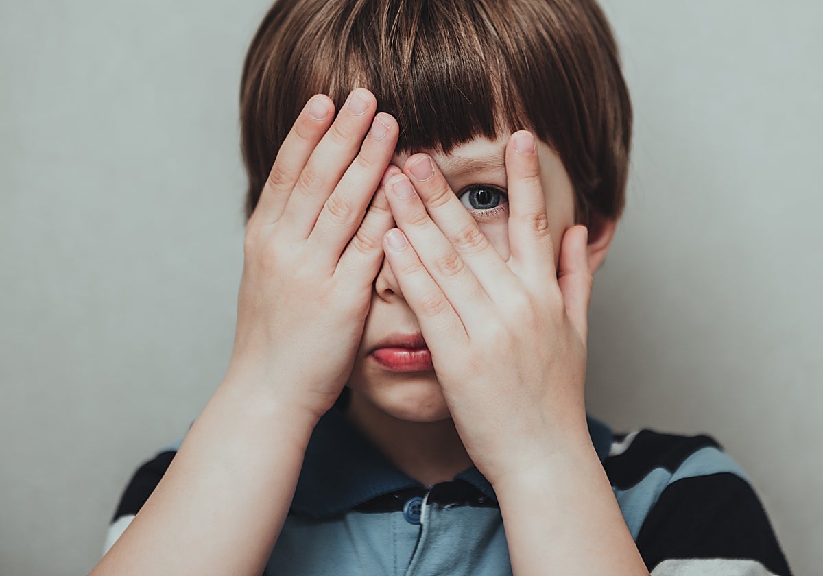 Los síntomas en realidad aparecen antes de los 12 años y se manifiestan durante al menos seis meses