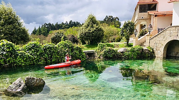 En este lugar cuentan con trajes de neopreno para poder disfrutar de la piscina natural todo el año