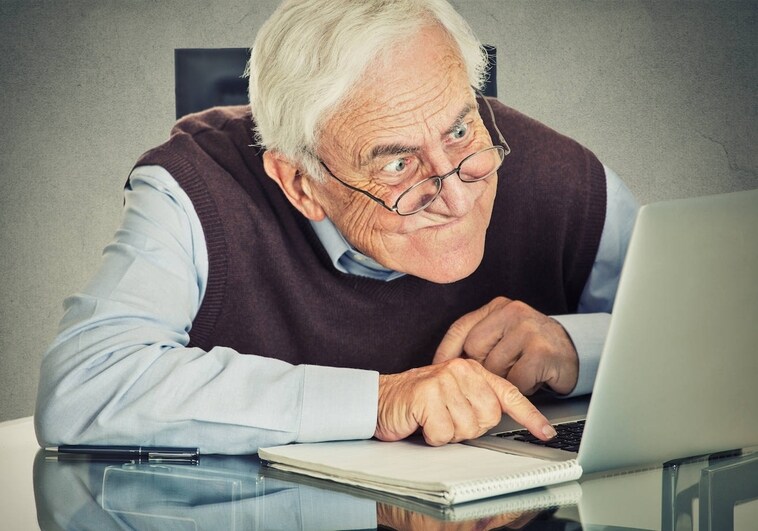 Dos tercios de los mayores se sienten mal por no poder hacer trámites por internet