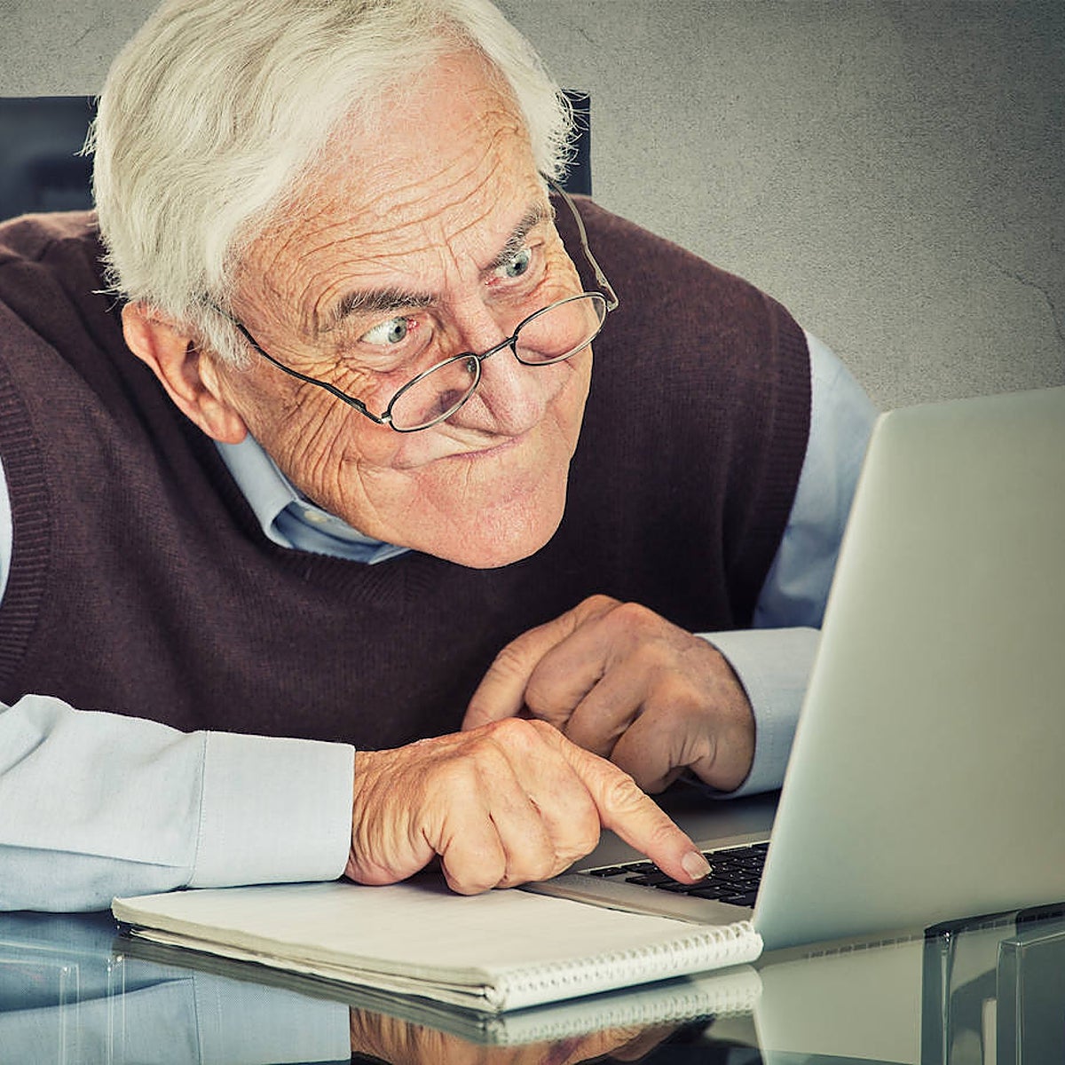 Dos tercios de los mayores se sienten mal por no poder hacer trámites por internet