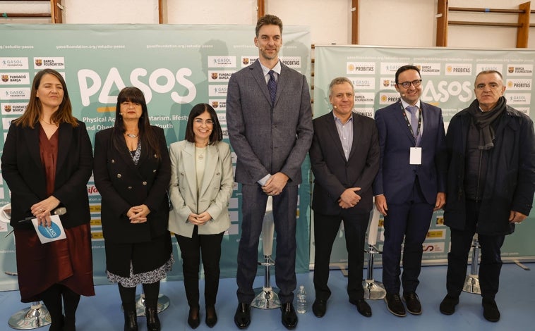 Imagen principal - Pau Gasol junto a la ministra de Sanidad, Carolina Darias, entre otros, durante la rueda de prensa. Antes, el exjugador de baloncesto   ha estado con los alumnos en del IES Celestino Mutis de Madrid