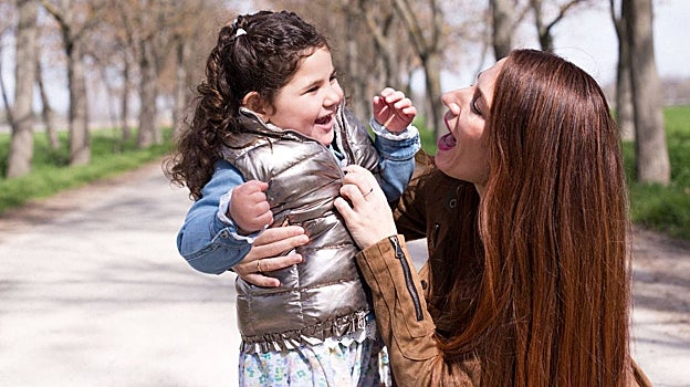La pequeña en el parque junto a su madre