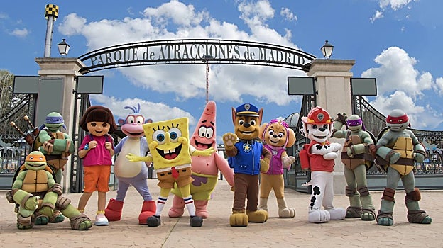 Los personajes a la puerta del Parque de Atracciones