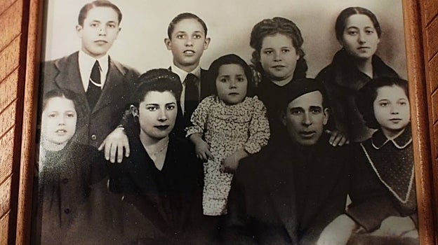 El joven José (arriba a la izquierda) en una foto de familia numerosa