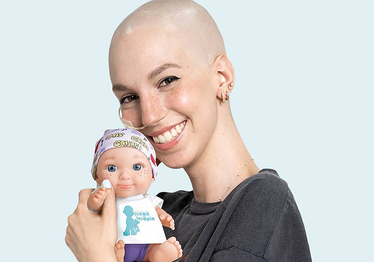 Elena Huelva posa con su Baby Pelón tras diseñarlo