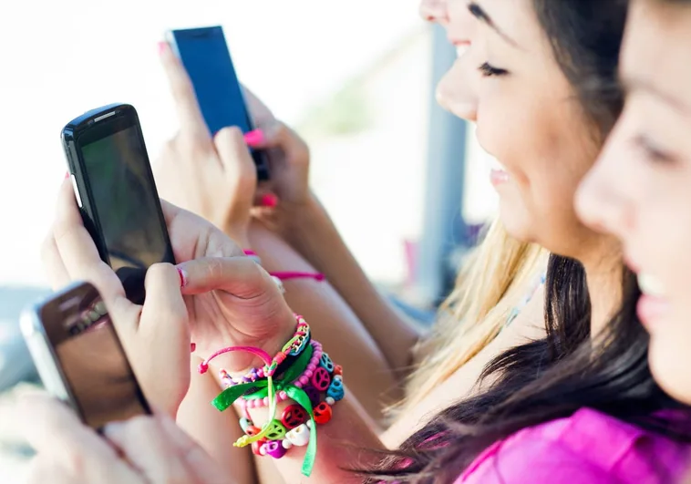 Los adolescentes ven horas de vídeos en sus móviles pero no aprenden nada relevante