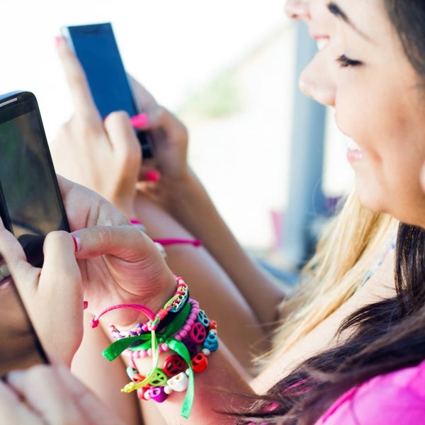 Los adolescentes ven horas de vídeos en sus móviles pero no aprenden nada relevante