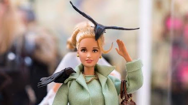 La muñeca Barbie ataviada como la actriz Tippi Hedren en 'Los pájaros'