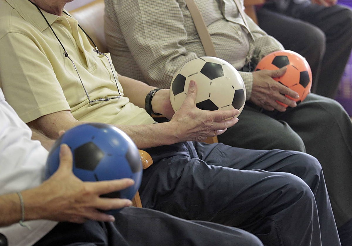 Los ejercicios de coordinación con una pelota son claves en los enfermos de Parkinson