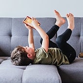 Alertan de que los niños dedican más tiempo a las pantallas y a las extraescolares que a jugar