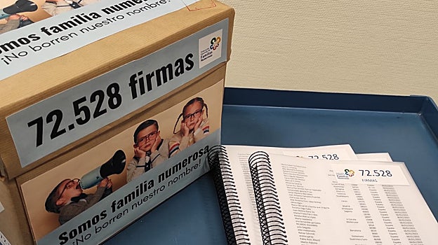 La pasada semana se hizo entrega de  72.528 firmas en contra de que se suprima el actual Título de Familias Numerosas