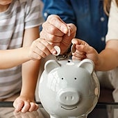 Educación financiera: «Los más pequeños necesitan algo tangible, y nada como la clásica hucha para guardar su dinero»