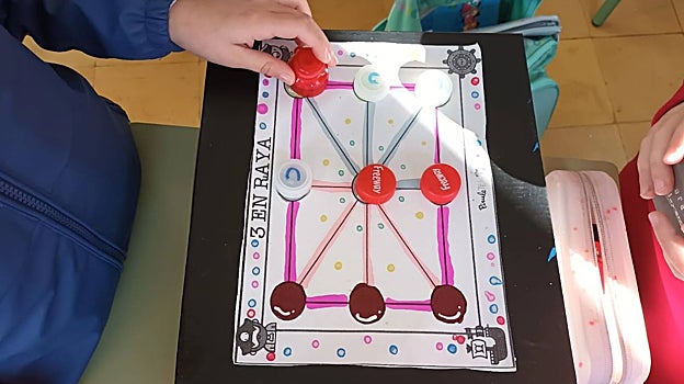 Los juegos han sido elaborados por los alumnos con materiales de reciclados