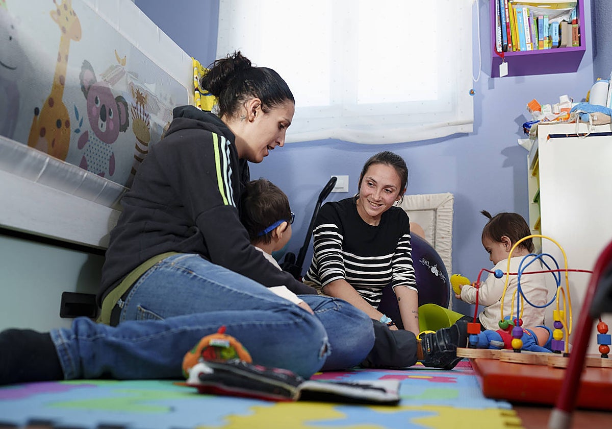 Estefanía López y María Rodríguez con su hijo de 5 años Eduardo, con FOXG1, y su hija pequeña Paula
