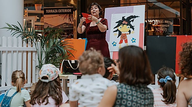 Los cuentacuentos se celebran a las 12 de la mañana en la planta alta del centro comercial