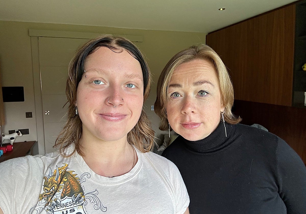 Ekaterina (dcha.), junto a su hija Tatiana, que hace de intermediara en la entrevista