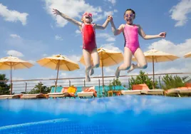 Los niños deben estar vigilados por adultos en playas y piscinas para evitar ahogamientos