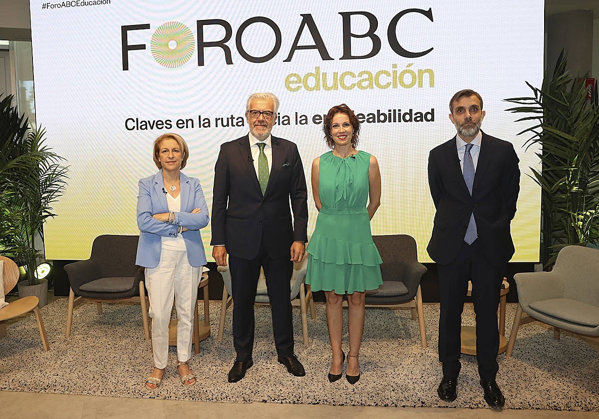 Rosa Visiedo (Universidad CEU San Pablo), Juan Manuel Rueda (Santalucía) María-José Sánchez Fernández (Naturgy) y Carlos Cerezo (Ferrovial), durante la jornada celebrada en la sede de Vocento-ABC