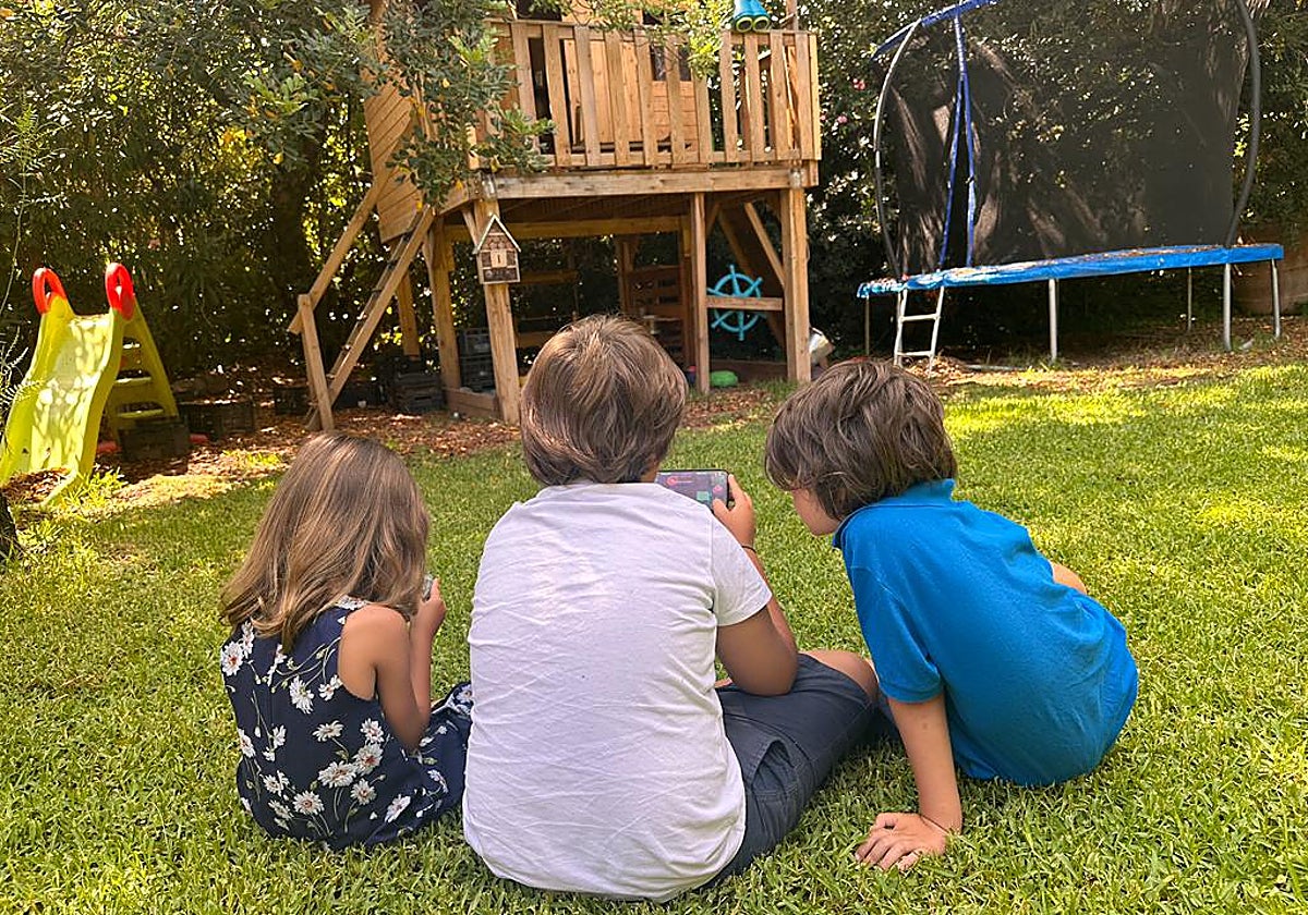 Los hijos de Janna e Iván, de 10, 7 y 5 años, jugando con las pantallas