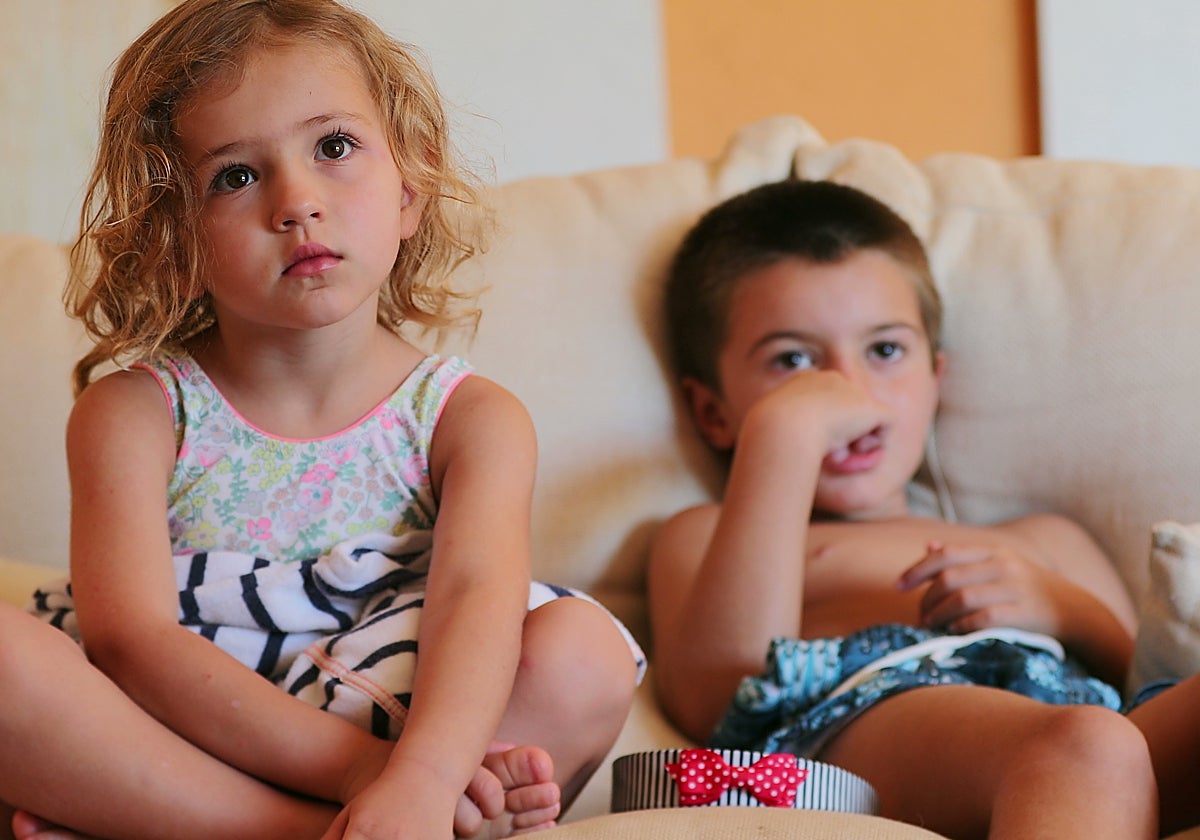 La mayoría de padres consideran que es necesario controlar el tiempo de pantallas de sus hijos