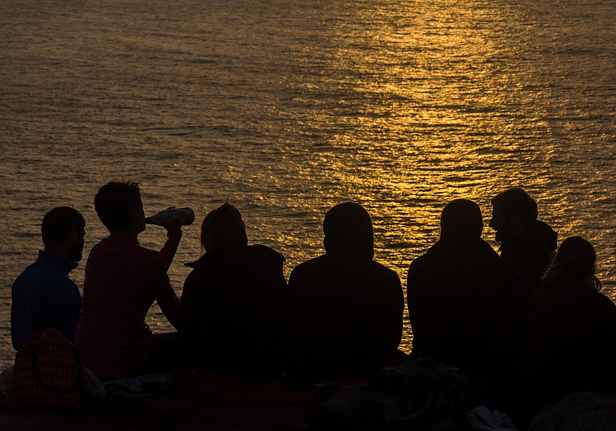 Alertar de los inicios tempranos de los jóvenes en el alcohol es el objetivo de la campaña 'Hate un sin'