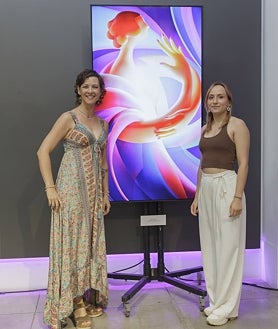 Imagen secundaria 2 - Algunas de las obras realizadas mediante tecnología NFT de la exposición (arriba); Pilar Ros junto a otros pacientes que han participado en la iniciativa junto a los artistas que han realizado las obras (abajo izquierda); Pilar posa con su obra y la artista encargada de llevarlo a cabo el trabajo (abajo derecha)