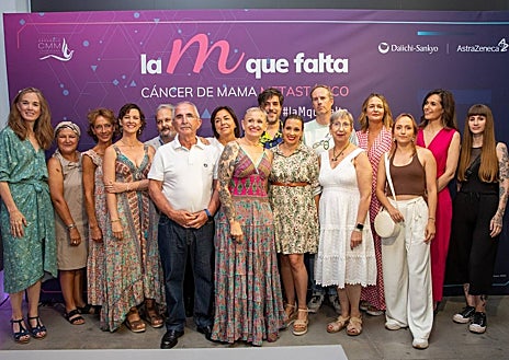 Imagen secundaria 1 - Algunas de las obras realizadas mediante tecnología NFT de la exposición (arriba); Pilar Ros junto a otros pacientes que han participado en la iniciativa junto a los artistas que han realizado las obras (abajo izquierda); Pilar posa con su obra y la artista encargada de llevarlo a cabo el trabajo (abajo derecha)