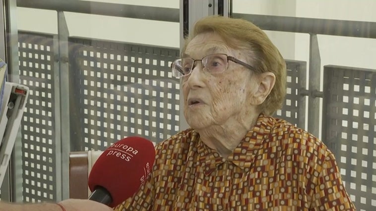 Milagros, la abuela podcaster de 100 años que da consejos a nietos y compañeros de residencia