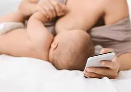 «Al usar el móvil delante de un bebé dejamos de mirar y de interaccionar, y esto tiene graves consecuencias»