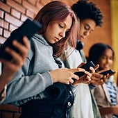 «Hay dos motivos por los que la edad mínima para dar un móvil sea a los 14 años»