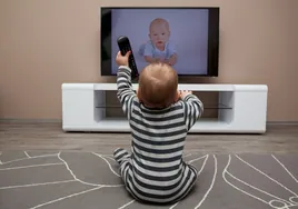 Una mayor exposición  a pantallas en la primera infancia afecta negativamente a su desarrollo posterior