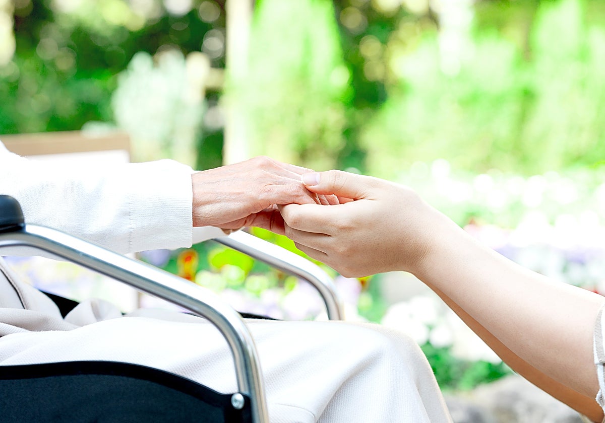 La persona cuidadora puede sufrir desgaste y agotamiento físico, emocional y social