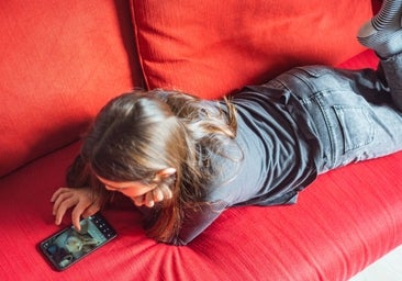 Sin móviles hasta los 16: «Algún día veremos raro que un niño de 12 tenga smartphone, como ocurrió con el tabaco»