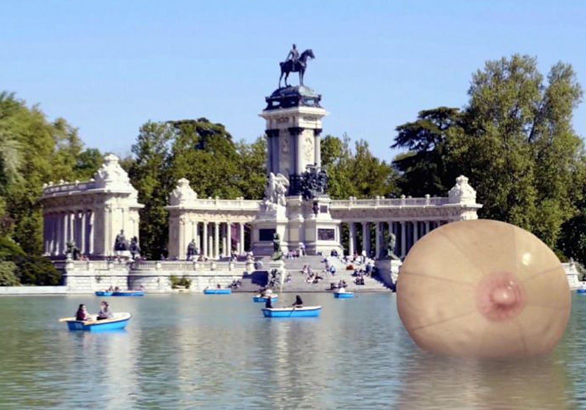 La imagen del globo gigante con forma de pecho de la campaña #FreeTheFeed en el estanque del Retiro (Madrid)