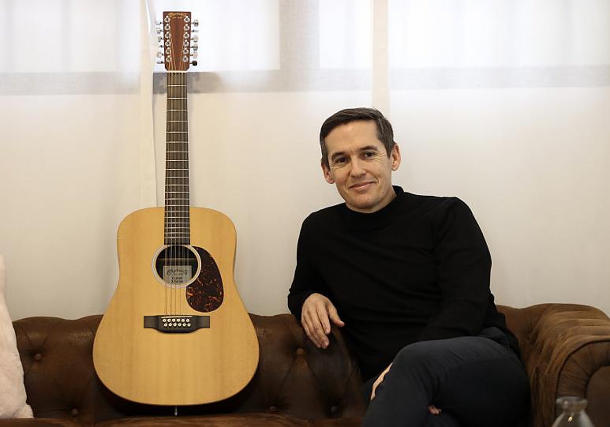 El cantante lamenta que el sistema educativo no enseña al alumno lo que lleva dentro, su potencial