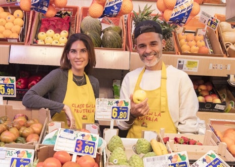 Imagen secundaria 1 - Los menores han estado también jugando durante la jornada (arriba); Lourdes Montes y Juan Llorca, padrinos del evento (izquierda); los alumnos del colegio han estado también comiendo manzanas durante el evento.