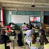 La delicada pregunta que hacen las adolescentes y la dura respuesta de un cibervoluntario