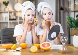 'Skincare' y menores: claves para evitar que tu hija menor se enganche a una rutina cosmética