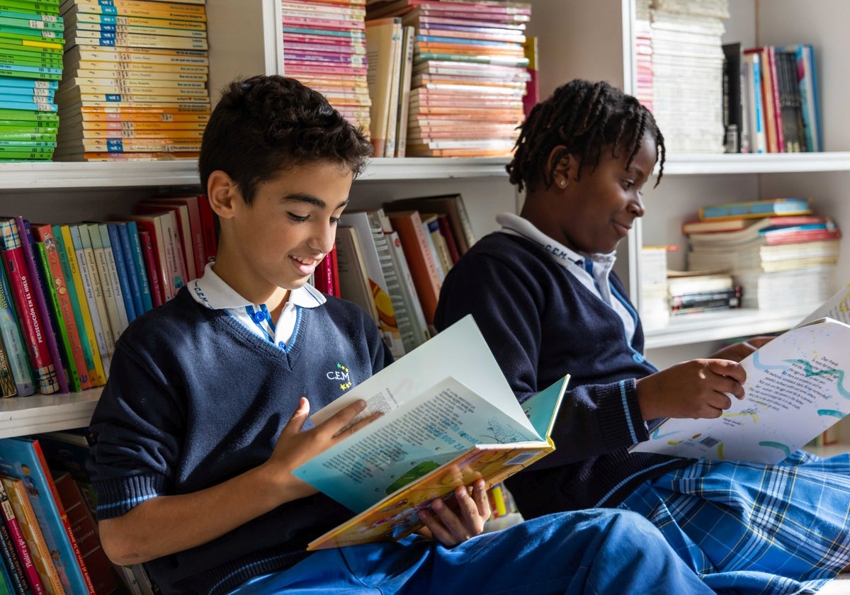 Dos menores celebran el Día del Libros con la lectura