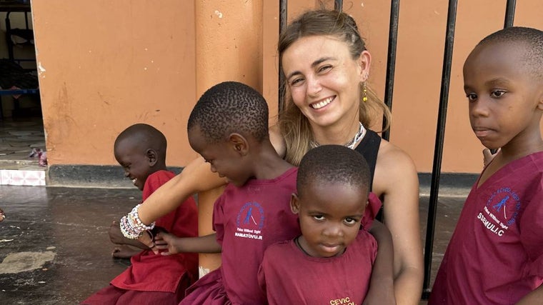 María, muy sonriente, con sus niños