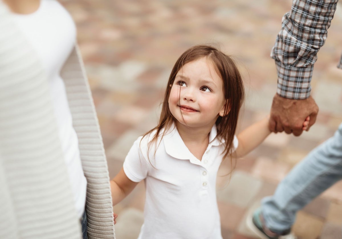 Los progenitores apenas pasan 3,5 horas diarias con sus hijos