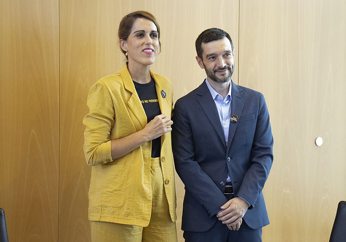 Laura Baena, fundadora de la Asociación Yo No Renuncio, y el ministro Pablo Bustinduy