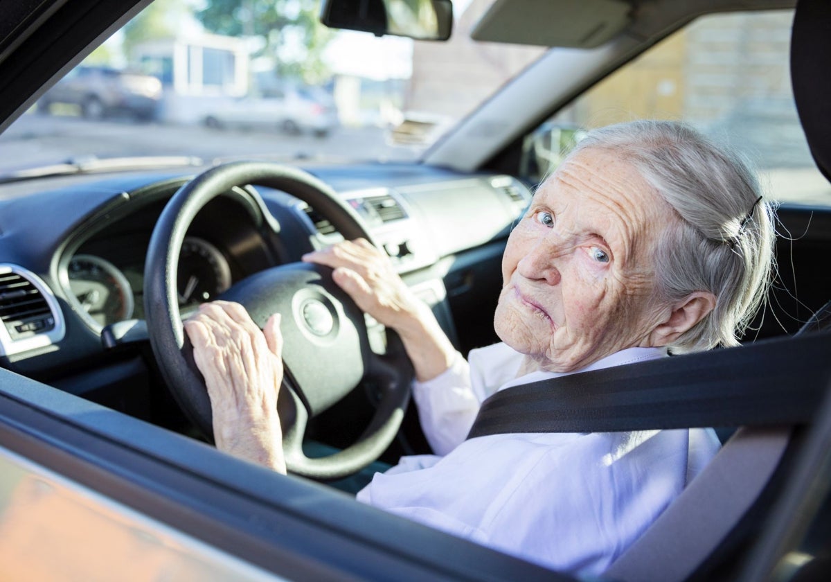 Las personas mayores dejan de conducir a los 75 años tras un año de titubeos